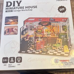 To life DIY Miniature Garage Workshop Kit